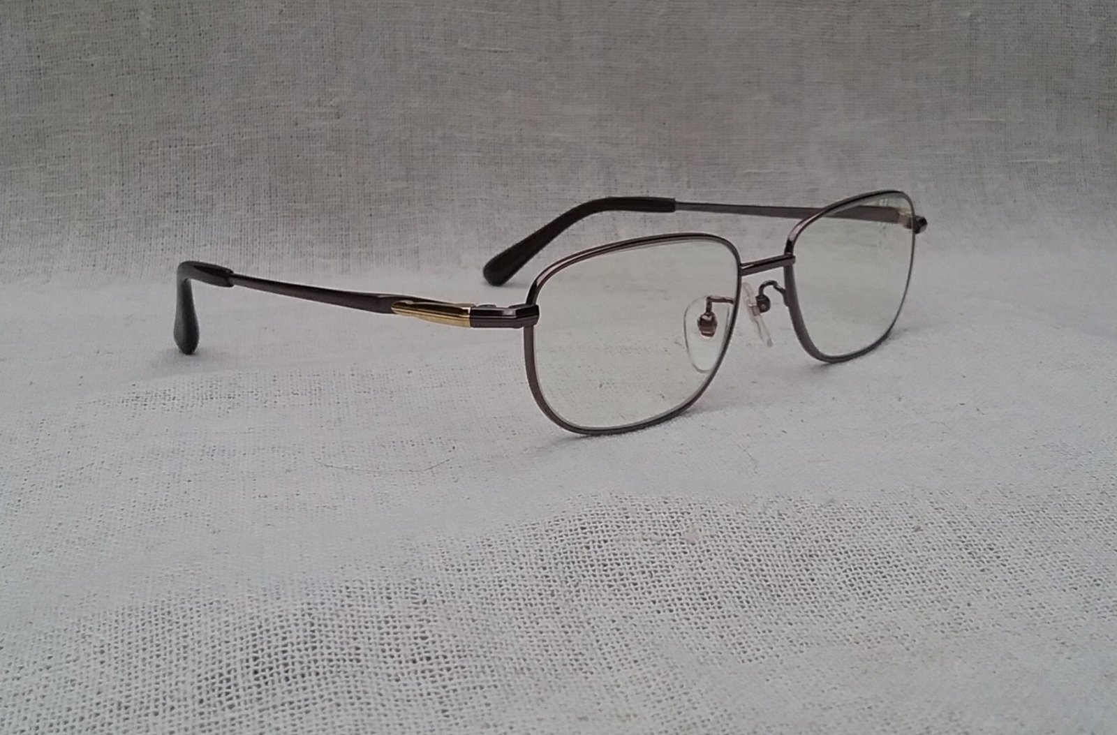 แว่นสายตาลักซ์ชัวรีแบรนด์ฝรั่งเศสที่คนทั้งโลกรู้จัก ปิแอร์ การ์แดง-PIERRE CARDIN ตัวแท้ สภาพเทพ เก่าเก็บทศวรรษ2000 กรอบวัสดุไฮเอนด์-ไททาเนียมบริสุทธิ์ เลนส์บลูโพรเทคมัลติโค้ทคุณภาพสูง ค่าสายตา +175 ป้องกันแสงสีฟ้าที่อันตรายจากคอมพิวเตอร์ทุกชนิด น้ำหนักเบาพิเศษ22g ขนาดมาตรฐาน-ฟรีไซซ์ของโมเดลนี้ 142mm