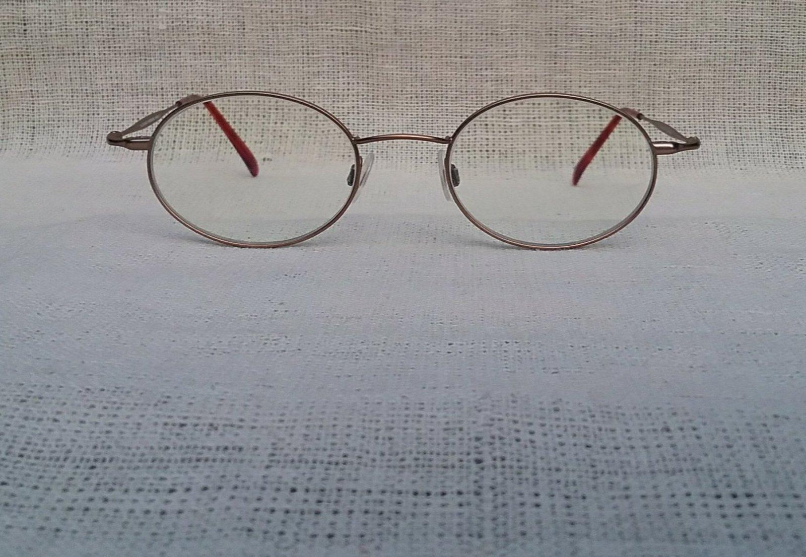 แว่นสายตาโมเดลโบราณยุคซีวิลวอร์-วงรีเล็ก ฟาซองนาเบิล มือหนึ่ง สต็อกเก่าฝรั่งเศสทศวรรษ 1990 กรอบวัสดุไฮเอนด์-เบต้าไททาเนียมสีทอง น้ำหนักเบา 15 กรัม เลนส์บลู โพรเทค มัลติโค้ท ค่าสายตาบวก 175 ป้องกันแสงสีฟ้าที่อันตรายจากคอมพิวเตอร์ทุกชนิด ขนาดมาตรฐาน 138 mm Vintage FAÇONNABLE LUNETTES handmade in Japan