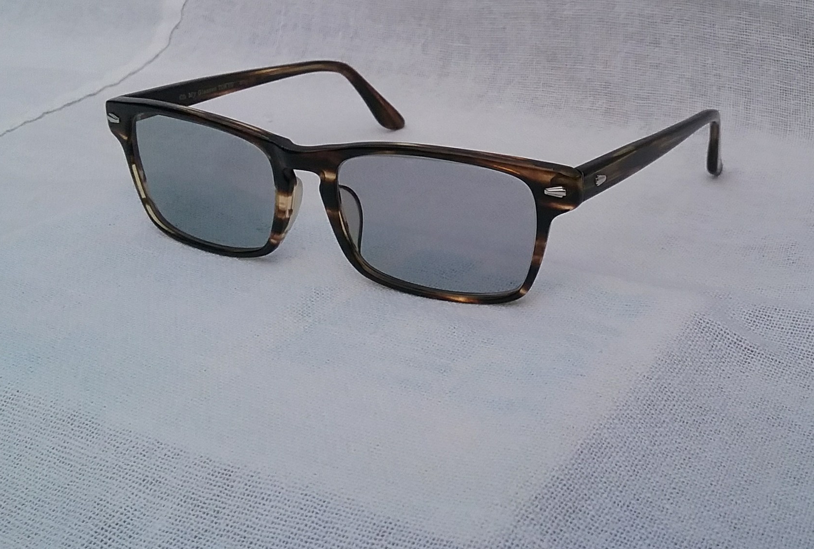 โอ มาย กลาสเซส แว่นตาหัตถศิลป์เมืองซาบาเอะ กรอบวัสดุคลาสสิคหายาก เซลลูลอยด์-ลายกระ โมเดล เวลลิงตันสไตล์ หมุดโลหะ 4ตำแหน่ง เลนส์ออโต้โพลีคาร์บอเนท ปรับสีอัตโนมัติ ระดับความเข้ม 80เปอร์เซนต์ บลู-โพรเทค ป้องกันยูวีจากแสงแดดและแสงสีฟ้าที่อันตรายจากคอมพิวเตอร์ Authentic OH MY GLASSES handcrafted in Japan โอ มาย กลาสเซส แว่นตาหัตถศิลป์เมืองซาบาเอะ กรอบวัสดุคลาสสิคหายาก เซลลูลอยด์-ลายกระ โมเดล เวลลิงตันสไตล์ หมุดโลหะ 4ตำแหน่ง เลนส์ออโต้โพลีคาร์บอเนท ปรับสีอัตโนมัติ ระดับความเข้ม 80เปอร์เซนต์ บลู-โพรเทค ป้องกันยูวีจากแสงแดดและแสงสีฟ้าที่อันตรายจากคอมพิวเตอร์ Authentic OH MY GLASSES handcrafted in Japan