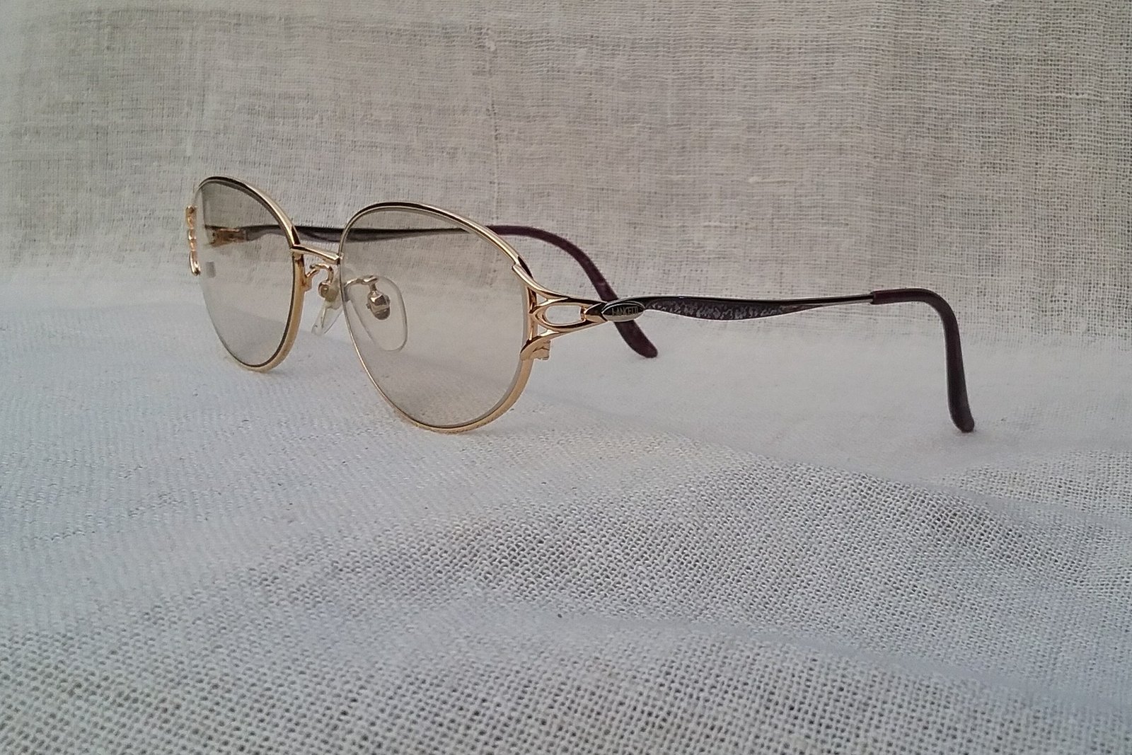 แว่นตาอิตาเลียนลักซ์ชัวรีแบรนด์ชั้นนำของโลก ลันเซตติ-LANCETTI ตัวแท้ สภาพเทพ เก่าเก็บทศวรรษ 1980 กรอบทองคำแท้-หุ้ม 12K GF สัดส่วนทองคำบริสุทธิ์ 50%  คลาสสิคที่สุด-เลนส์กระจกคริสตัล N.S.KOGAKU โดย นิคอน คอร์ปอเรชัน สีน้ำตาลอ่อน-สว่าง ขนาดมาตรฐาน-ฟรีไซซ์ของโมเดลนี้ 137mm สวมใส่ได้ทุกขนาดใบหน้า