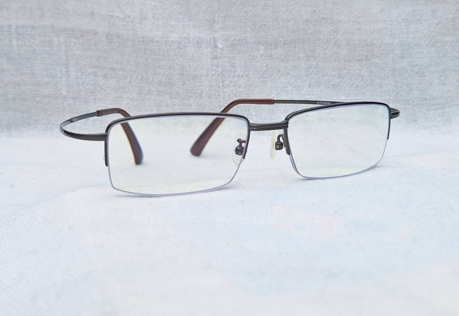 แว่นสายตาอเมริกันแคลิฟอร์เนียนสายพันธุ์ซาบาเอะ ซีโรกรา–ZEROGRA ตัวแท้ สภาพเทพ เก่าเก็บต้นทศวรรษ 2010 ผลงานศิลปินนักออกแบบชาวญี่ปุ่น โอกิ ซาโตะ–Oki Sato กรอบวัสดุไฮเอนด์–เบต้าไทเทเนียม เลนส์บลูโพรเทคมัลติโค้ท ค่าสายตา +300 ป้องกันแสงสีฟ้าที่อันตรายจากคอมพิวเตอร์ทุกชนิด น.น.19g ขนาดฟรีไซซ์ 128–150mm