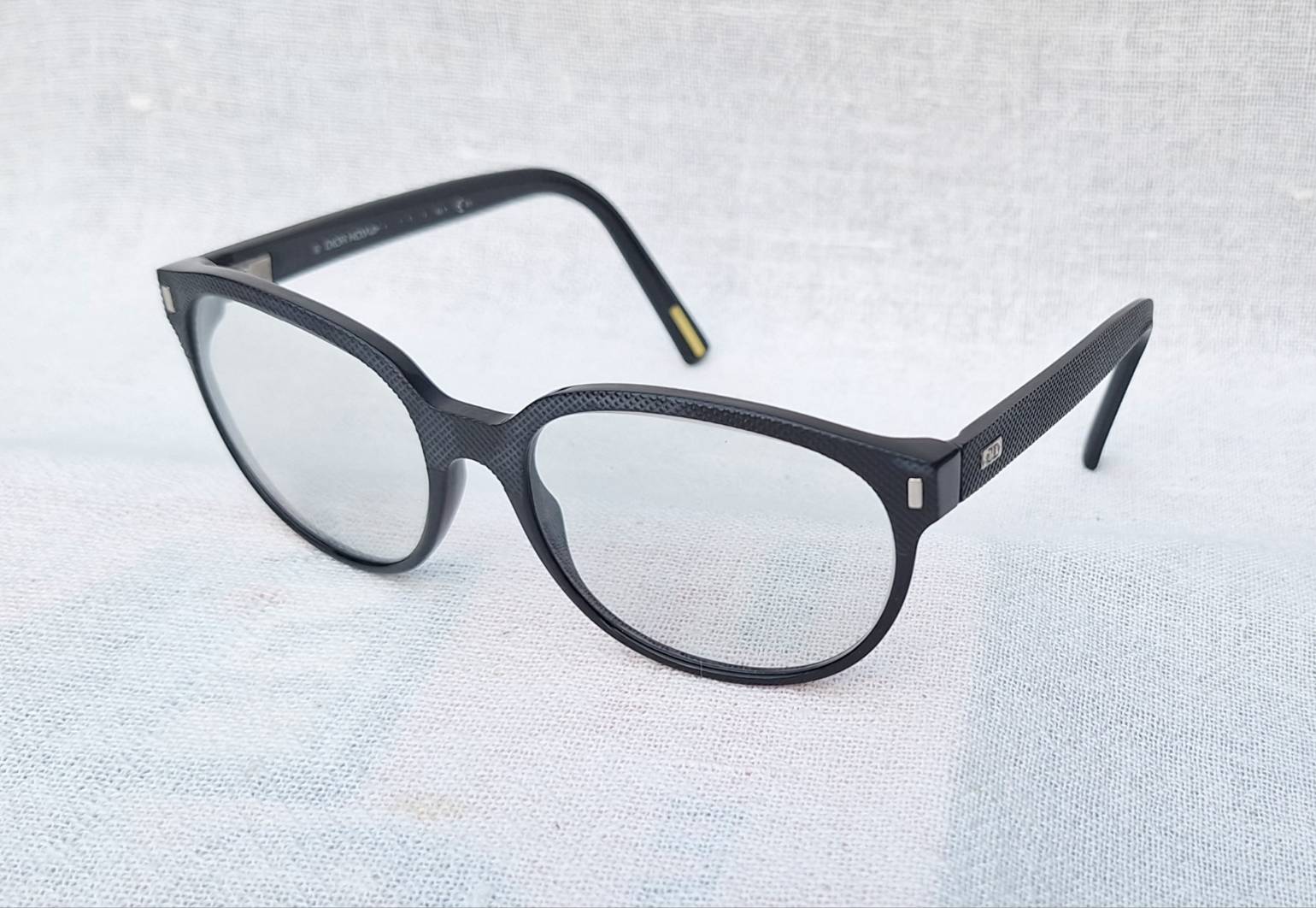 แว่นตาลักซ์ชัวรีแบรนด์ฝรั่งเศสแถวหน้าของโลก คริสเตียน ดิออร์ สุภาพบุรุษ–CHRISTIAN DIOR HOMME รุ่นเน็คไทดำ–Blacktie 113 ตัวแท้ สภาพเทพ เก่าเก็บทศวรรษ 2000 เลนส์กระจกคริสตัลออโต้ ฝรั่งเศส หายาก สีเทา–สว่าง ปรับความเข้มอัตโนมัติ น.น.39g ขนาดมาตรฐานโมเดลนี้–Standard One Size 135mm สวมใส่ได้ทุกขนาดใบหน้า