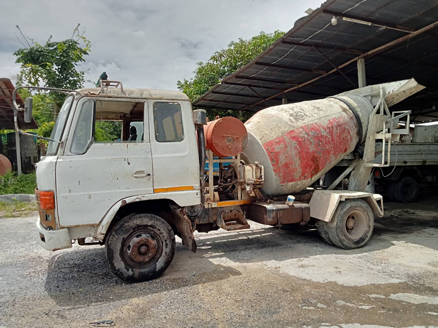 ***เลิกกิจการ*** ขายรถ Hino 6 ล้อ โม่ปูน 2.5 คิว 168 แรง