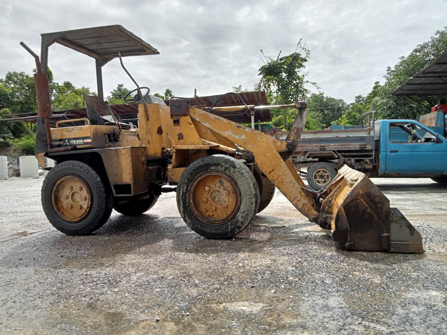 ***เลิกกิจการ*** ขายรถตักเอวอ่อน Mitsubishi Ws300 บุ้งกี๋ตัก 1 คิว