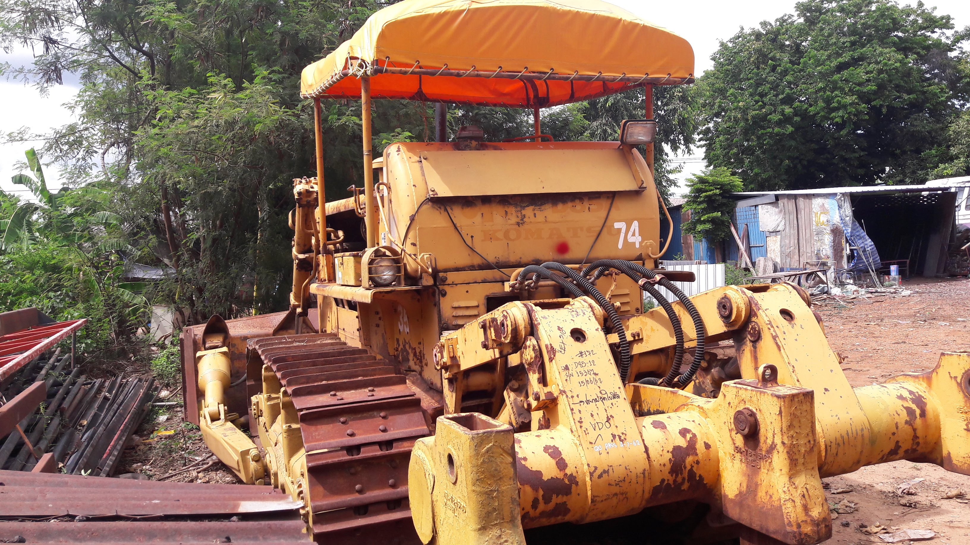 ขายรถดันดิน KOMATSU D85-12 เก่านอก มีอินวอย โทร. 084-542-4150 พร้อมใช้ครับ
