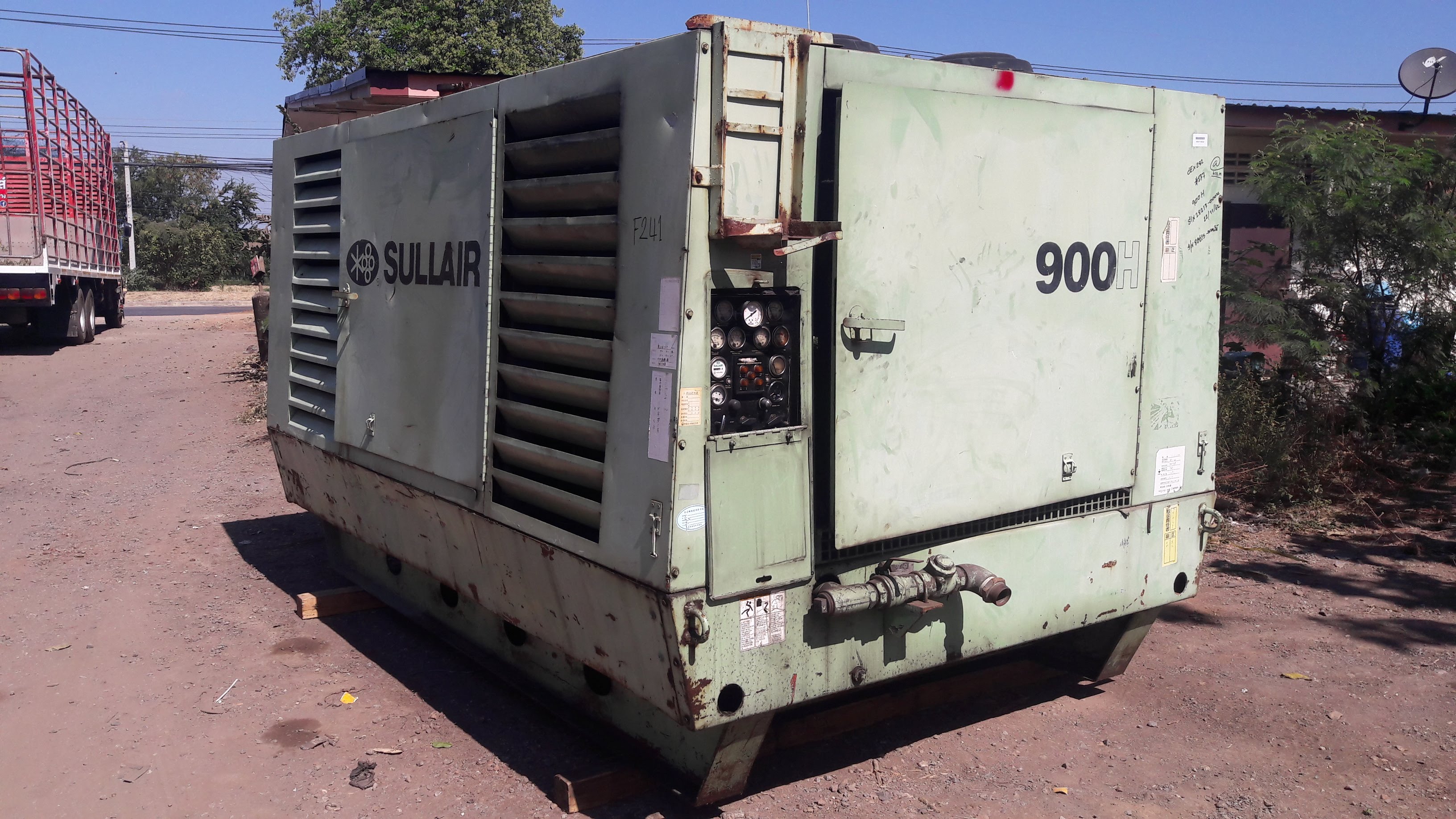 ขายปั้มลม SULLAIR รุ่น 900 ลม 10.5 บาร์ 900 cfm 150PSI เครื่อง CAT 3306T ปั้มลมสกรูสภาพสวย นำเข้าจากญี่ปุ่น เน้นโทร. 084-542-4150