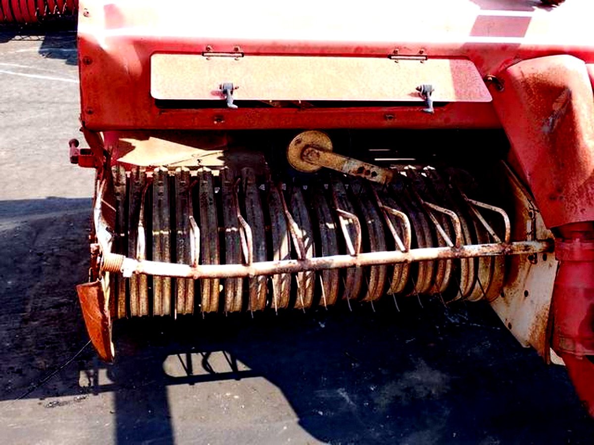 เครื่องอัดฟาง อัดใบอ้อย อัดก้อนสี่เหลียม ยี่ห้อ NEW HOLLAND รุ่น 274 และ ยี่ห้อ STAR เก่าเมืองนอก
