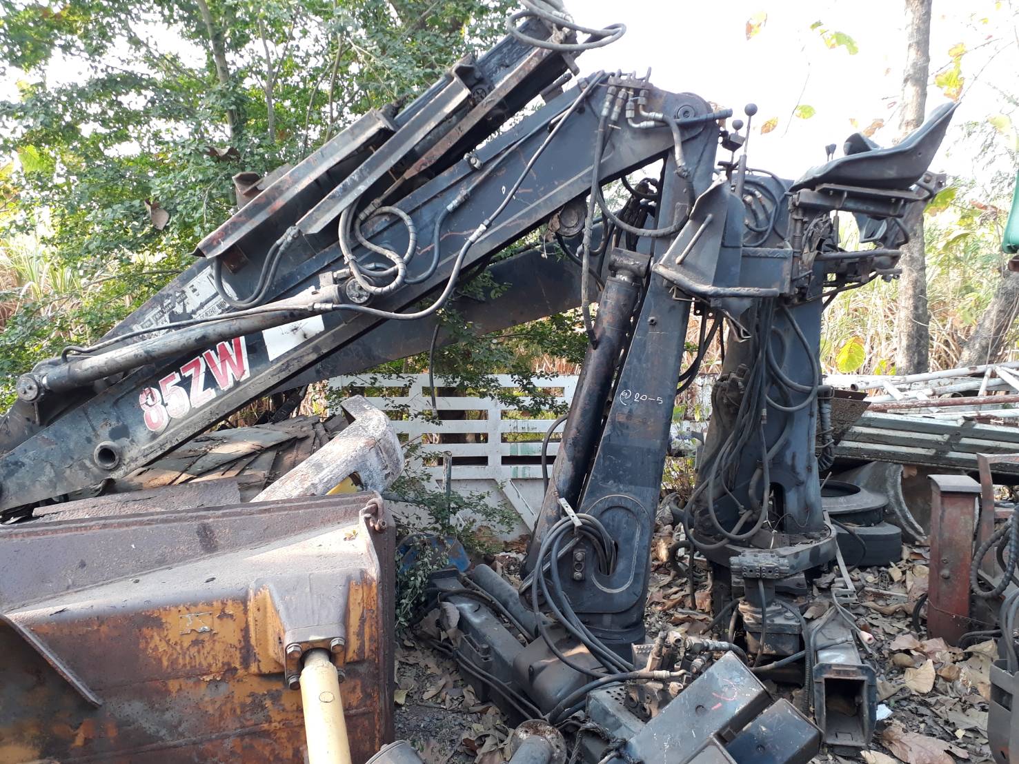 เครนแขนยาวติดรถบรรทุก ยี่ห้อ HIAB 85ZW 3 ปลอก ยกได้ 2.35 ตัน เครนแขนยาวติดรถบรรทุก ยี่ห้อ HIAB 85ZW 3 ปลอก ยกได้ 2.35 ตัน