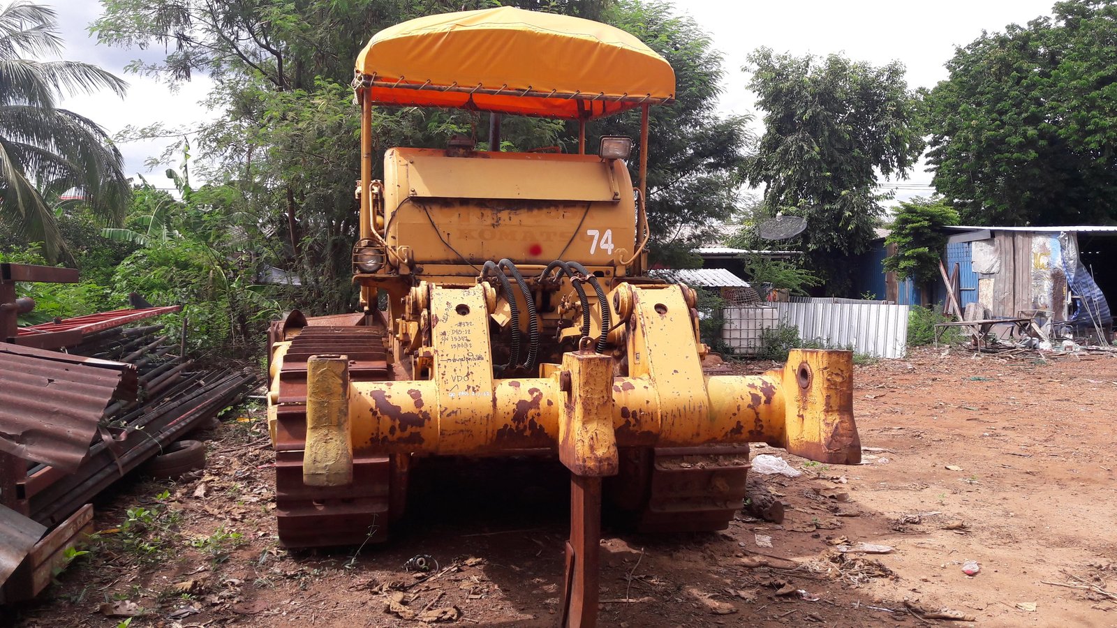 ขายรถดันดิน KOMATSU D85-12 เก่านอก ไม่เคยใช้งานในเมืองไทย มีเอกสา่รจดทะเบียน พร้อมใช้งาน โทร.084-542-4150 ขายรถดันดิน KOMATSU D85-12 เก่านอก ไม่เคยใช้งานในเมืองไทย มีเอกสา่รจดทะเบียน พร้อมใช้งาน โทร.084-542-4150