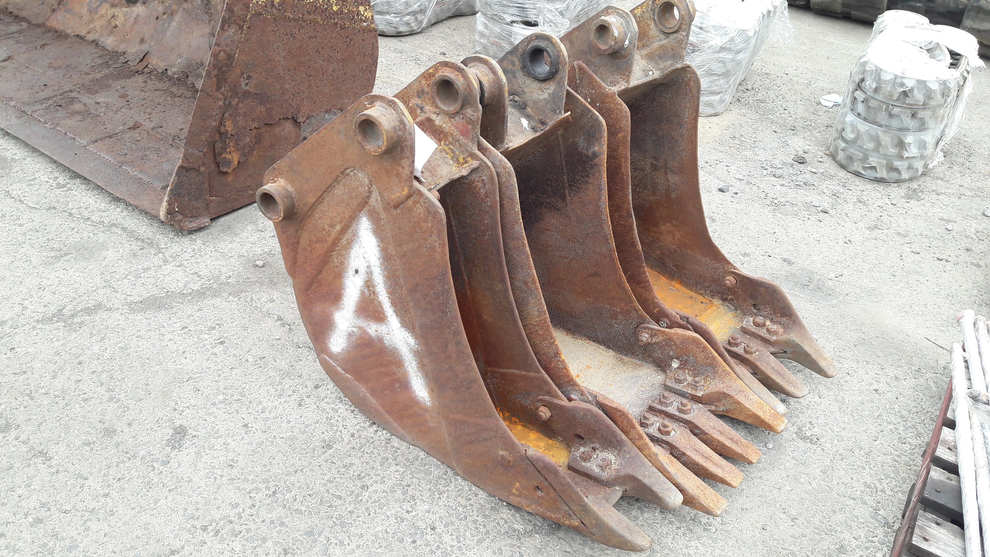 บุ้งกี๋ JCB 3CX สนใจโทร. 084-542-4150
