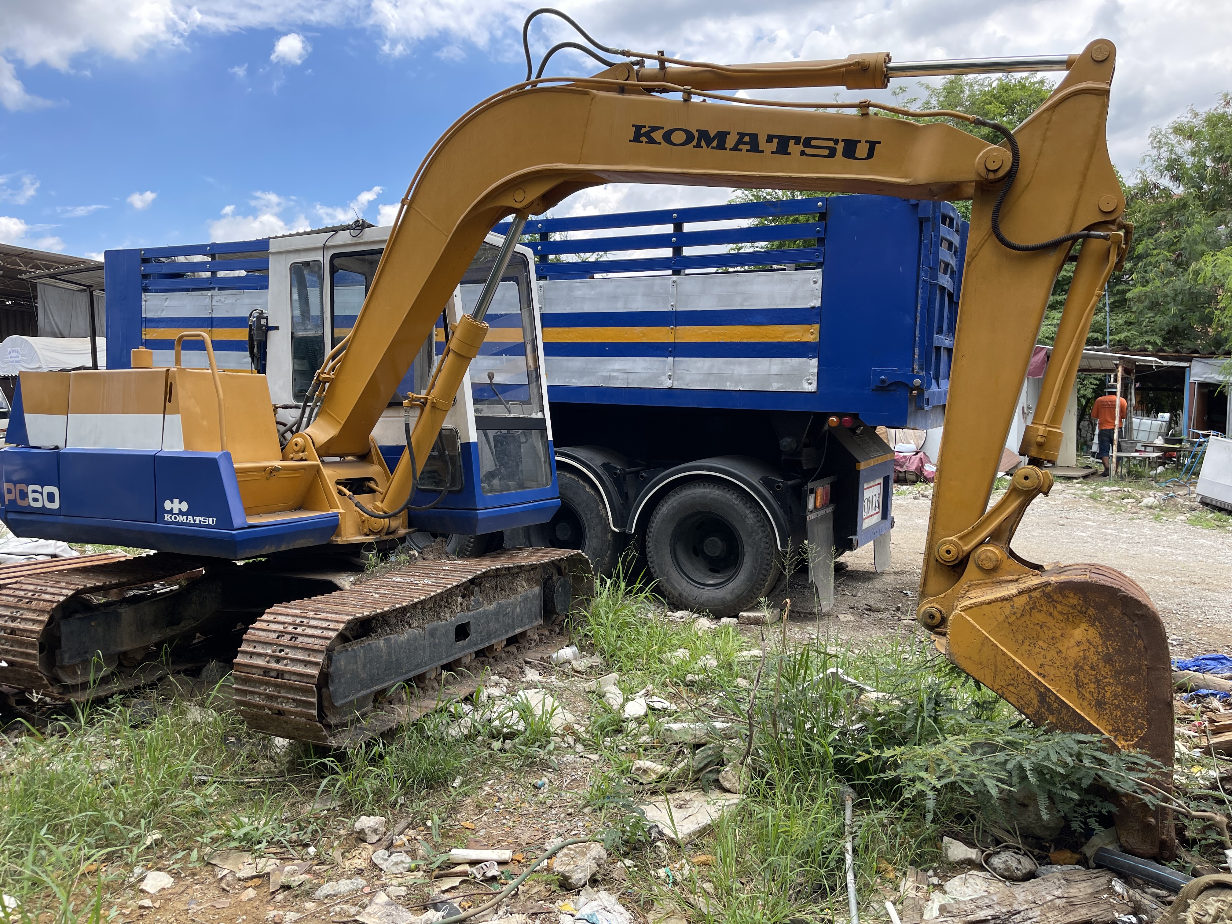 Komatsu Pc60-5 พร้อมใช้ราคา 300000 โท 0817410515 Komatsu Pc60-5 พร้อมใช้ราคา 300000 โท 0817410515