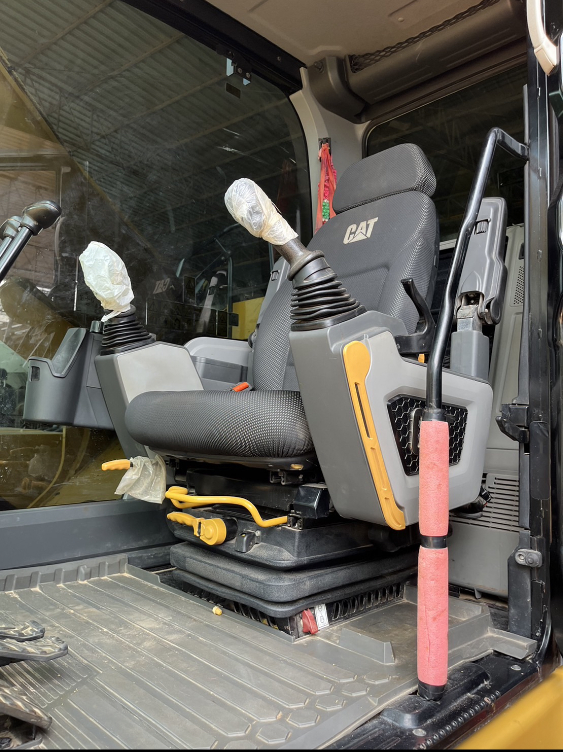 Caterpillar 320K  ชั่วโมงน้อย ราคา 2350000 ภู/อ๋อง