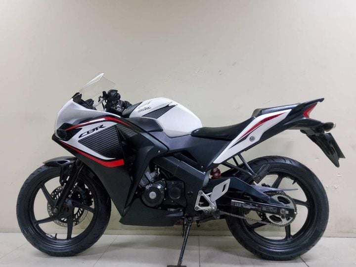 Honda CBR150i ปี2016 สภาพเกรดA 14692 กม. ฟรีดาวน์