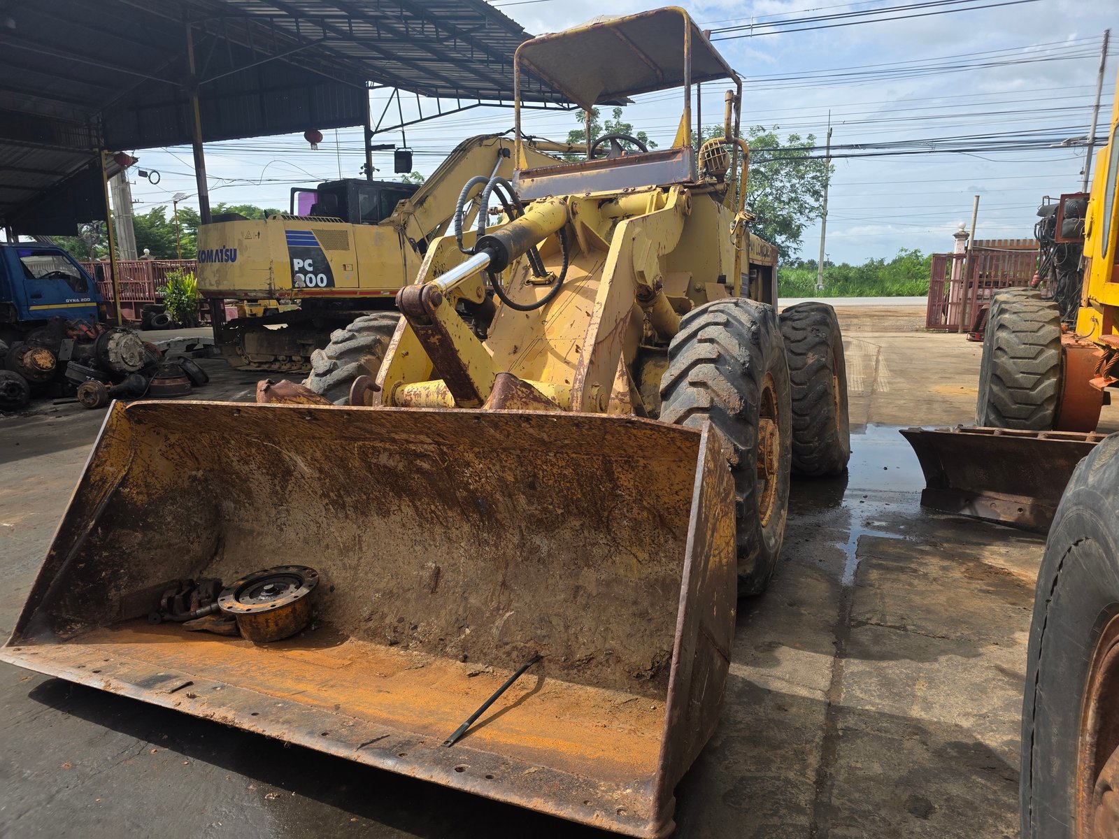 ขายแยกอะไหล่รถตักkomatsu jh63 สนใจชิ้นไหนสอบถามได้คะ
