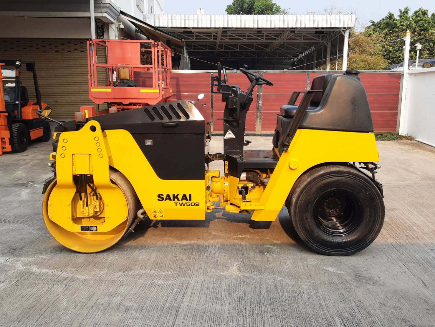 ขายรถบดหน้าเหล็ก - หลังยาง SAKAI รุ่น TW 502