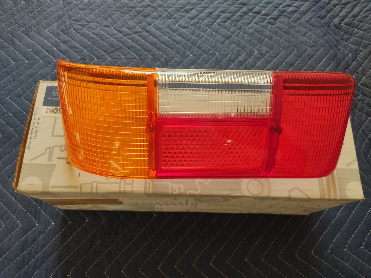 กรอบเลนซ์ไฟท้ายของแท้ Mercedes Benz w114 ของใหม่ กรอบเลนซ์ไฟท้ายของแท้ Mercedes Benz w114 ของใหม่