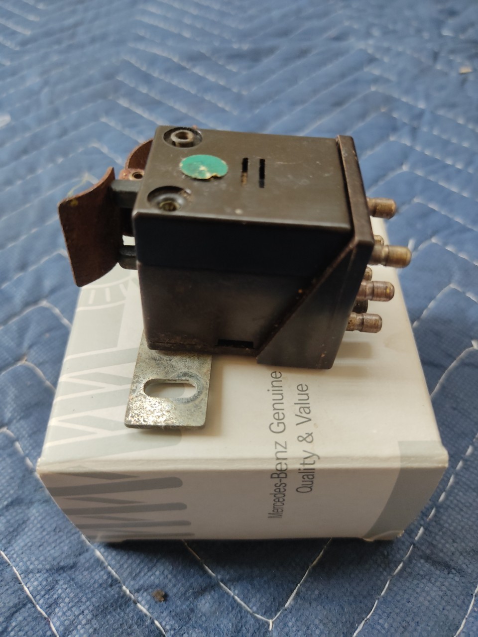 สวิชท์ตัดแอร์-ฮีทเตอร์ (changeover switch) Mercedes Benz w114 สวิชท์ตัดแอร์-ฮีทเตอร์ (changeover switch) Mercedes Benz w114