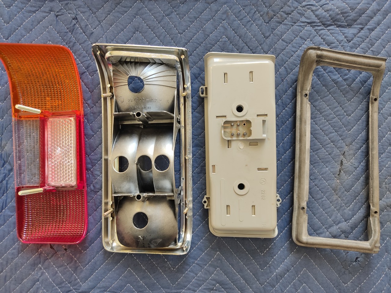 ไฟท้ายข้างขวา Mercedes Benz w114 ไฟท้ายข้างขวา Mercedes Benz w114