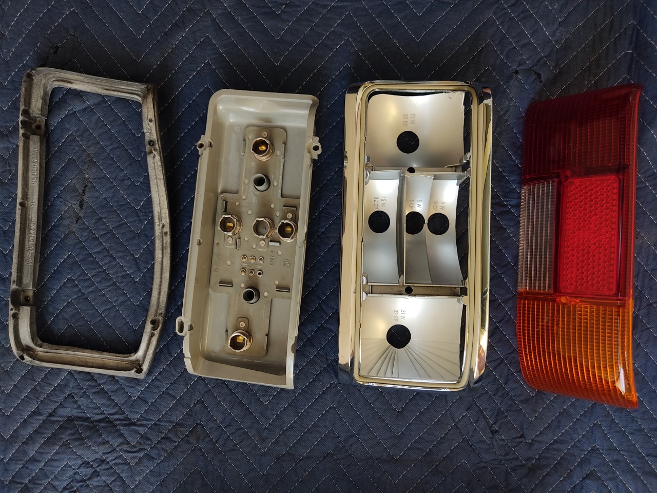 ไฟท้ายข้างขวา Mercedes Benz w114 ไฟท้ายข้างขวา Mercedes Benz w114