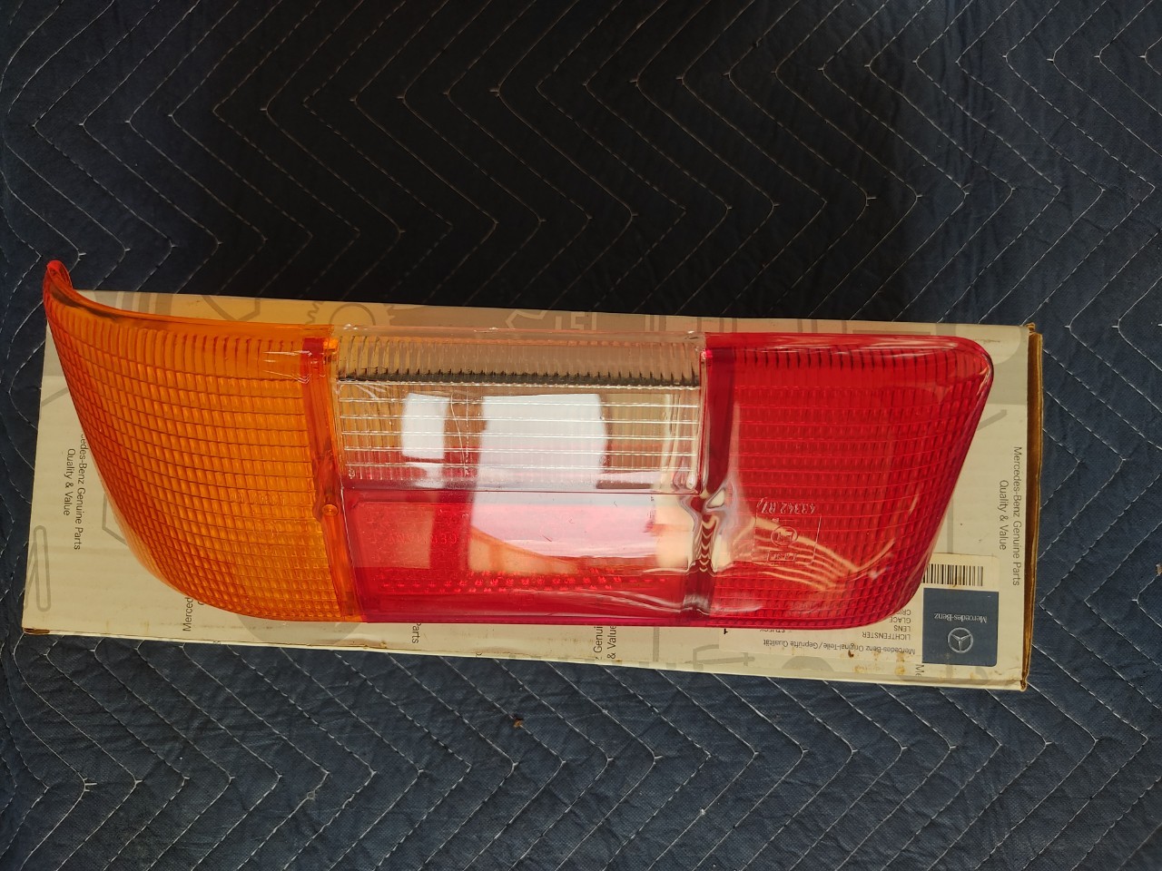 กรอบเลนซ์ไฟท้ายของแท้ Mercedes Benz w114 ของใหม่ กรอบเลนซ์ไฟท้ายของแท้ Mercedes Benz w114 ของใหม่