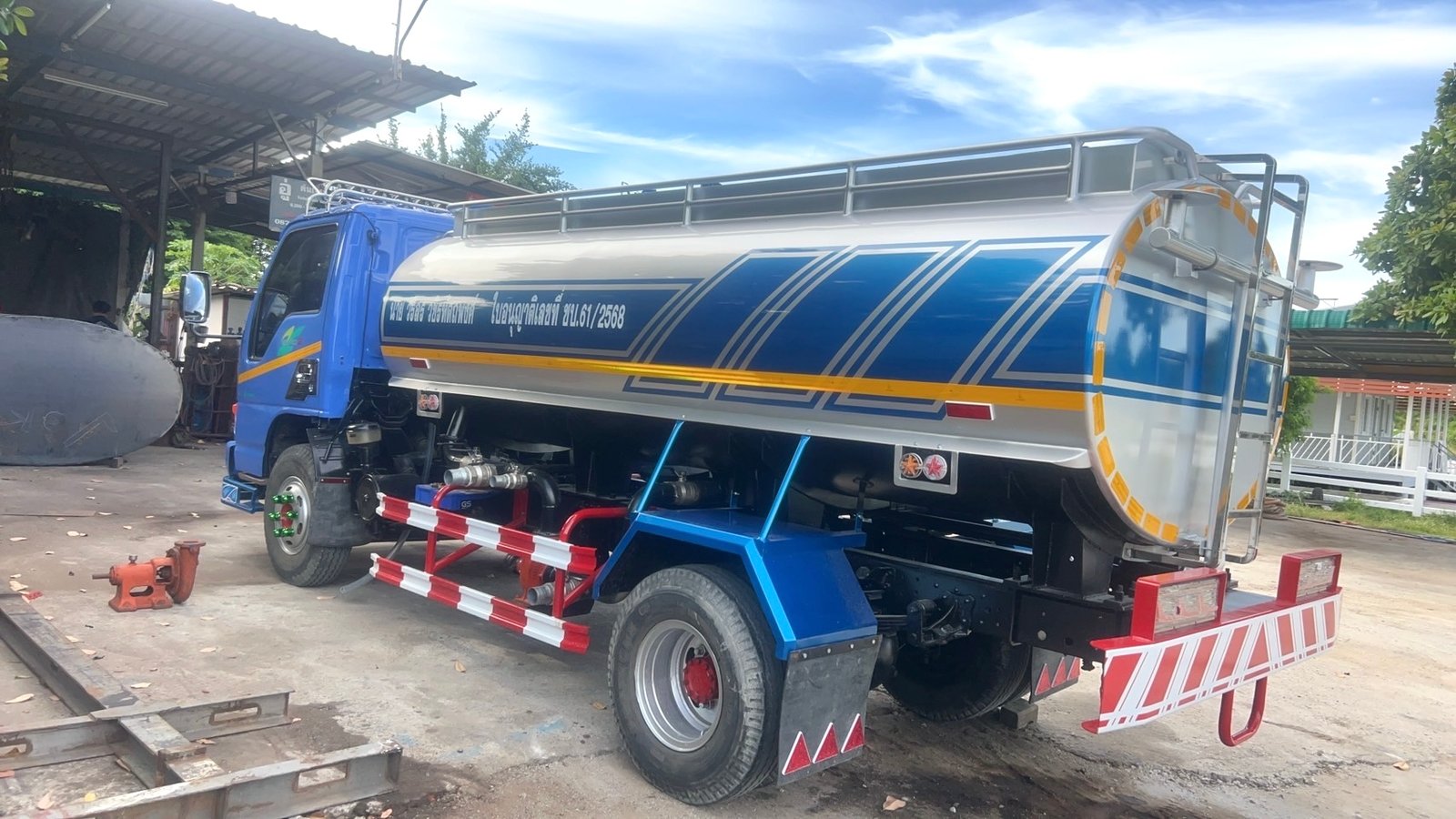รถแท๊งค์น้ำ อีซูซุ NQR 120เเรง เครื่องดี. แชสซีร์สวย. แอร์เย็น. เอฟหน้าหลัง. รถรีบิ้ว. ถังน้ำต่อใหม่7000ลิตรระบบน้ำใหม่ดูด.ส่งสเปรย์ท้าย.