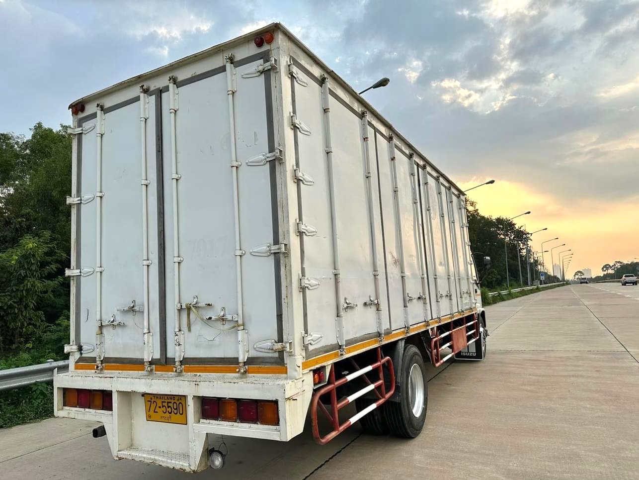 อีซุ 200 hp ตู้ 7.30 เมตร ปี 49 อีซุ 200 hp ตู้ 7.30 เมตร ปี 49