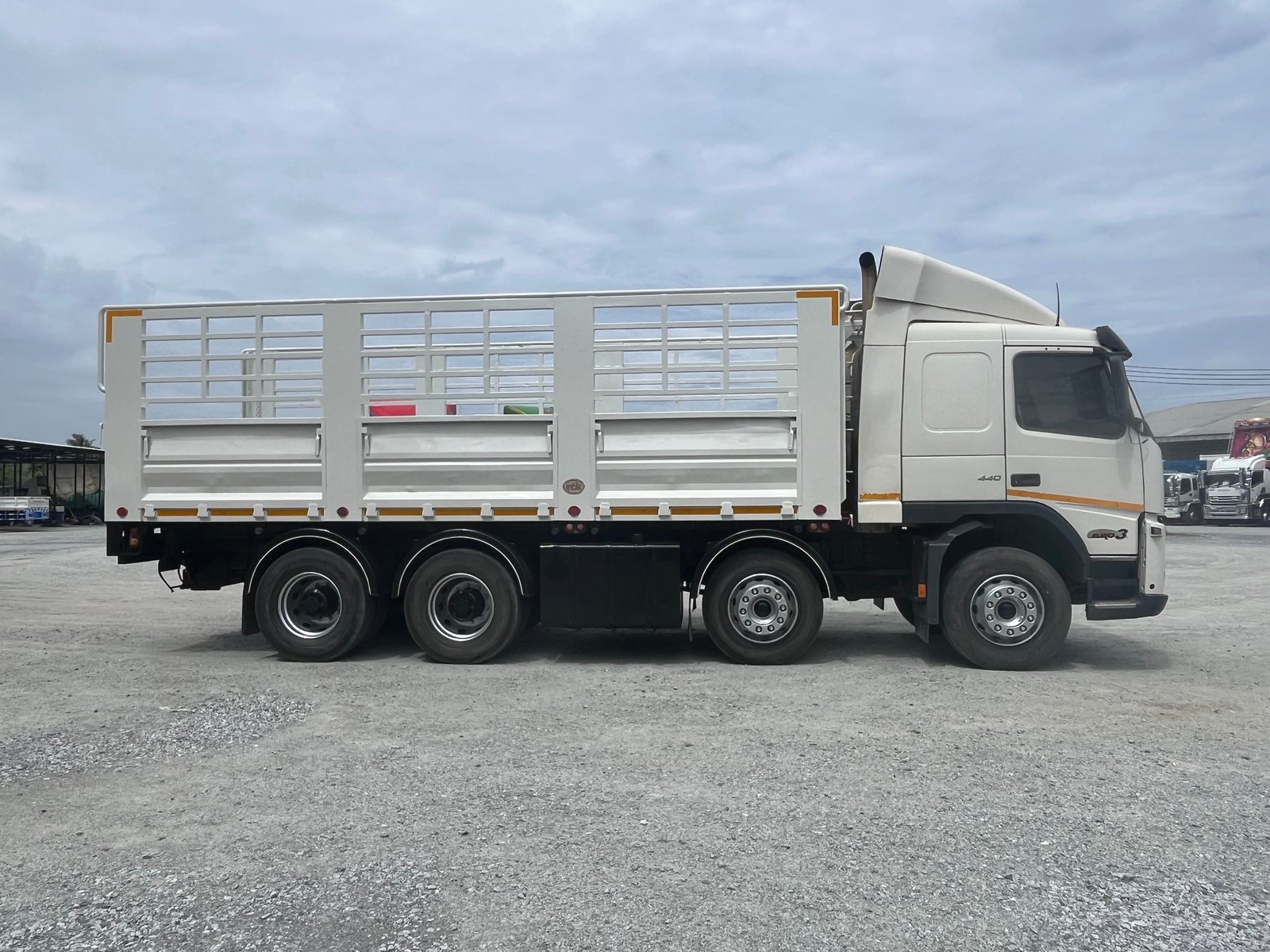 สิบสองล้อคอก VOLVO FM 440 แรง ปี 2556 (2890)