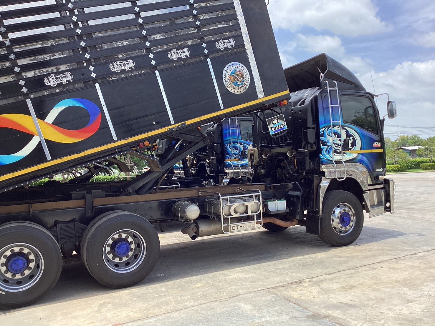 พ่วงแม่ลูก isuzu 360 แรงม้ามีจำนวน 2 พ่วง