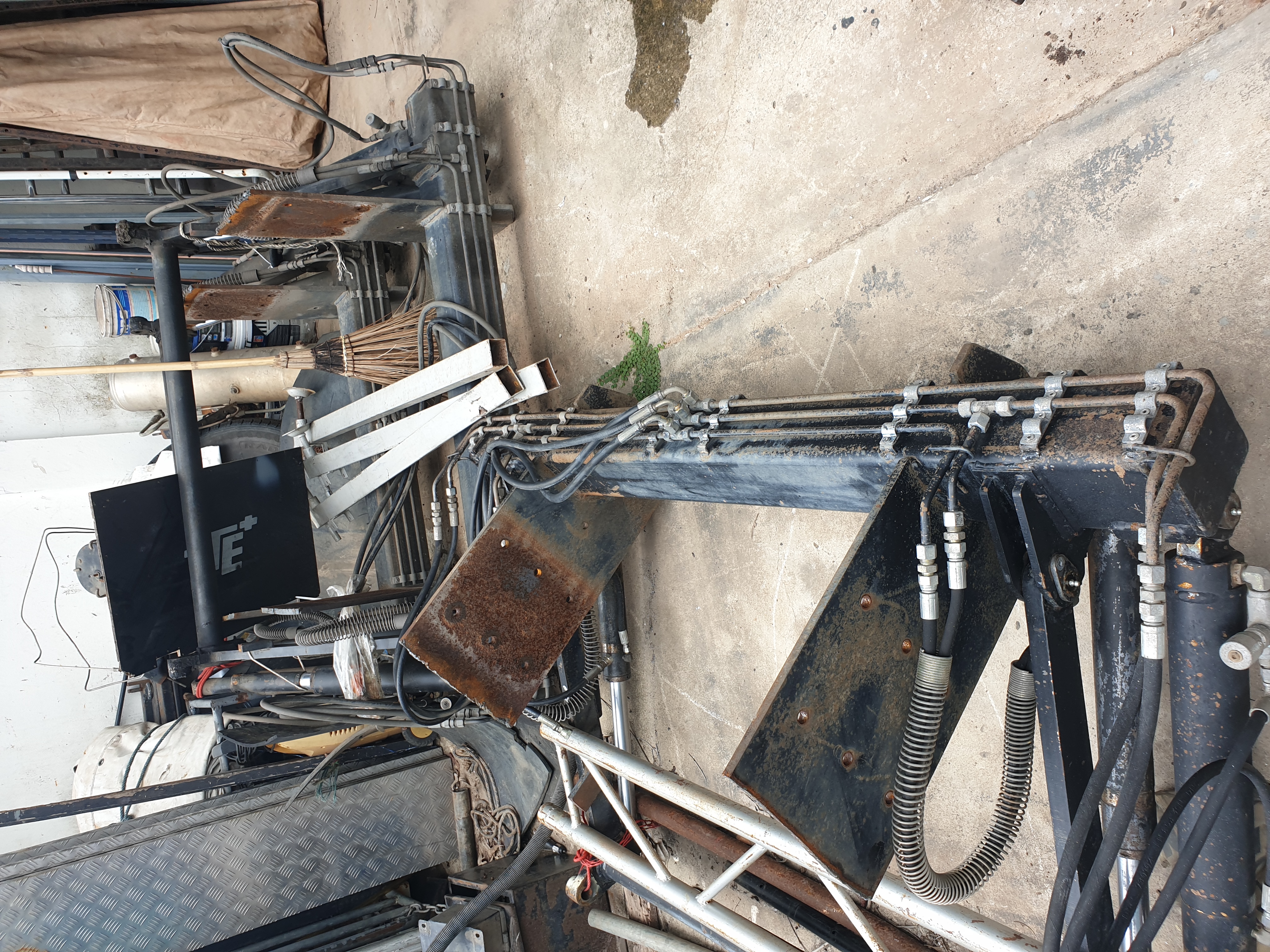 ลิฟท์ ท้าย 4 กระบอก 1 ตัน ลิฟท์ ท้าย 4 กระบอก 1 ตัน