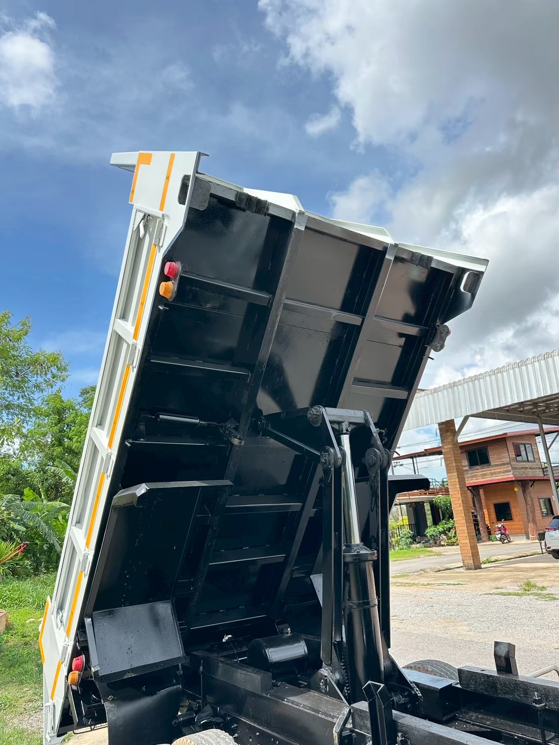 ISUZU NMR130 ดั้มพ์3คิว รถสวยเจ้าของมือเดียว ISUZU NMR130 ดั้มพ์3คิว รถสวยเจ้าของมือเดียว
