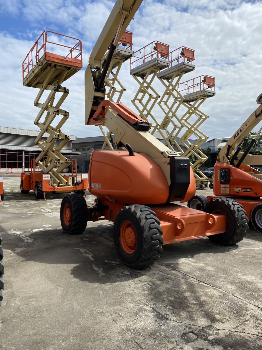 ขายรถกระเช้า JLG บูมข้อศอก 600AJ สูง 18.47 เมตร มือสอง พร้อมใช้งาน ขายรถกระเช้า JLG บูมข้อศอก 600AJ สูง 18.47 เมตร มือสอง พร้อมใช้งาน