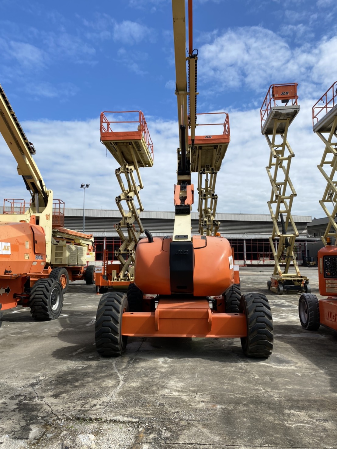 ขายรถกระเช้า JLG บูมข้อศอก 600AJ สูง 18.47 เมตร มือสอง พร้อมใช้งาน ขายรถกระเช้า JLG บูมข้อศอก 600AJ สูง 18.47 เมตร มือสอง พร้อมใช้งาน