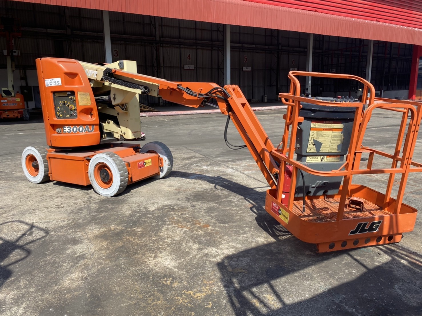 ขายรถกระเช้า JLG บูมข้อศอก E300AJP สูง 9.14 เมตร ขายรถกระเช้า JLG บูมข้อศอก E300AJP สูง 9.14 เมตร
