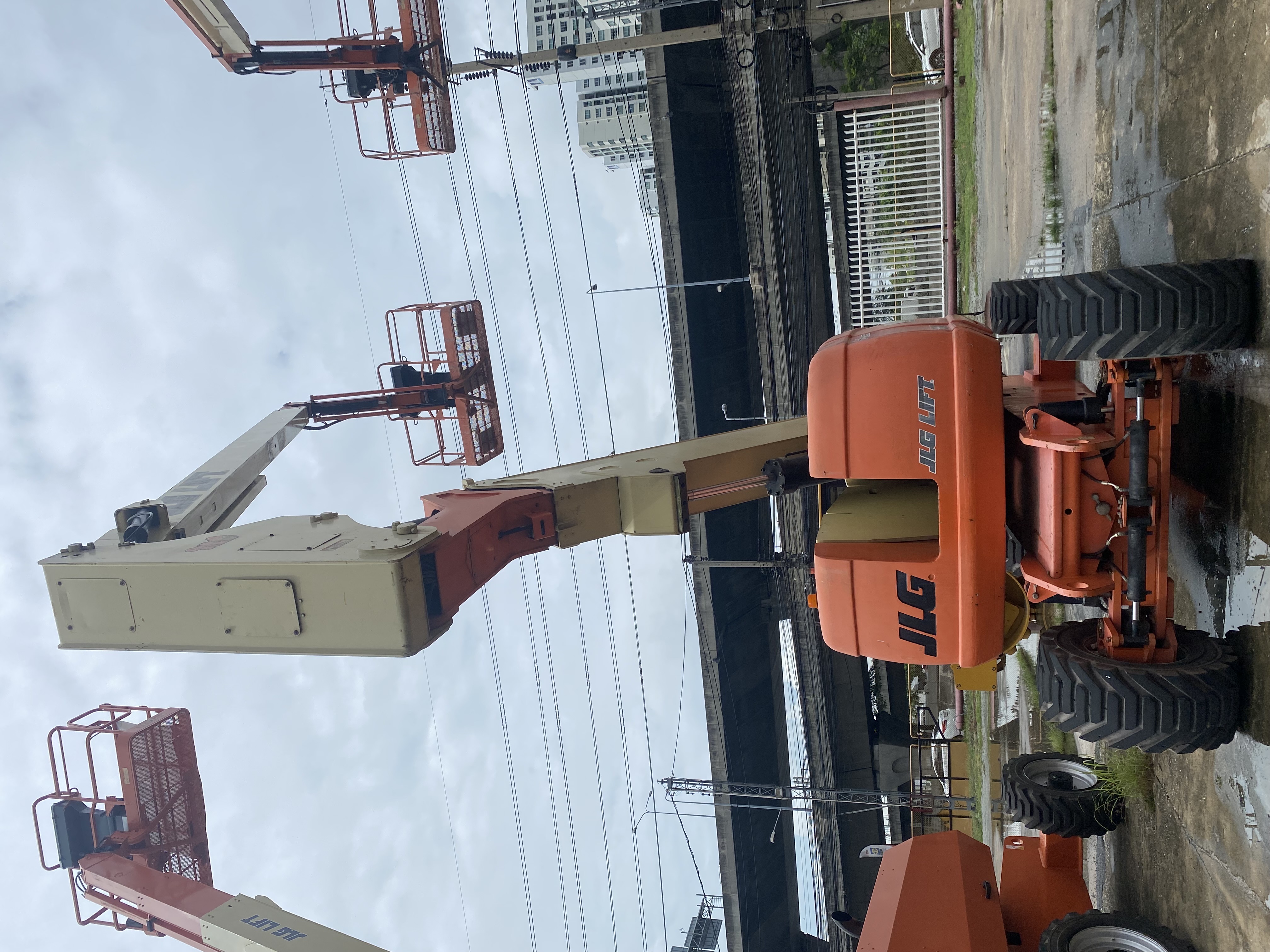 ขายรถกระเช้า JLG บูมข้อศอก 800AJ สูง 24.46 เมตร  มือสอง