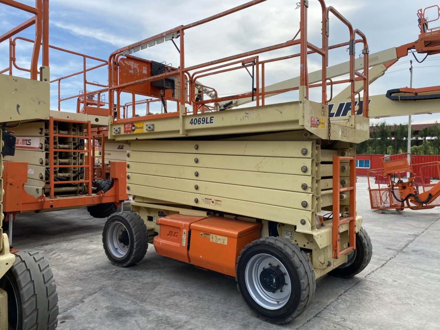 ขายรถกระเช้า JLG ขากรรไกร 4069LE สูง 12.19 เมตร มือสอง พร้อมใช้งาน ขายรถกระเช้า JLG ขากรรไกร 4069LE สูง 12.19 เมตร มือสอง พร้อมใช้งาน