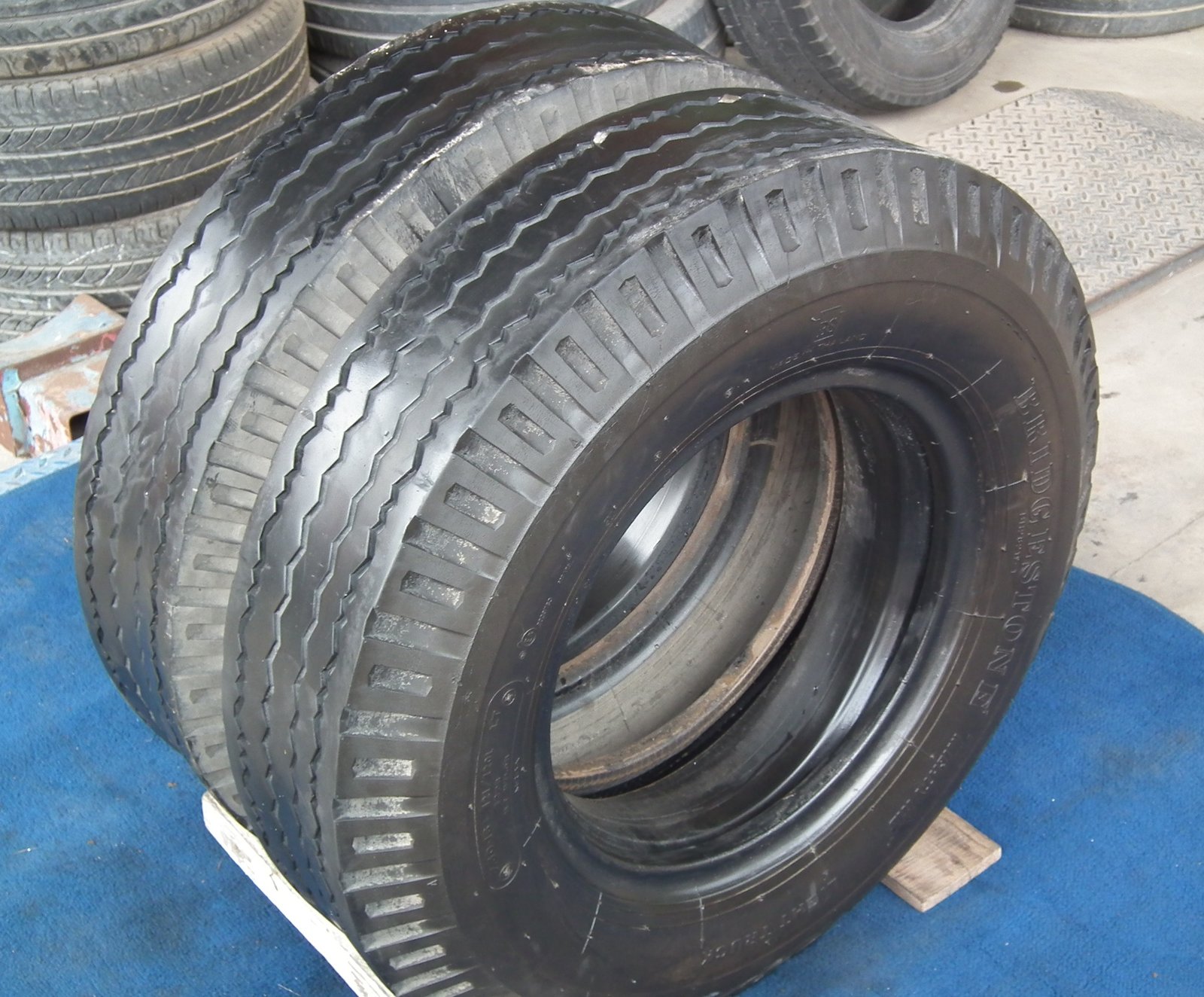 ยางกลางbs nylon 7.50r16 ล้อบรรทุกขนาดกลางใช้แล้ว 2เส้น ปี2021 ยางกลางbs nylon 7.50r16 ล้อบรรทุกขนาดกลางใช้แล้ว 2เส้น ปี2021