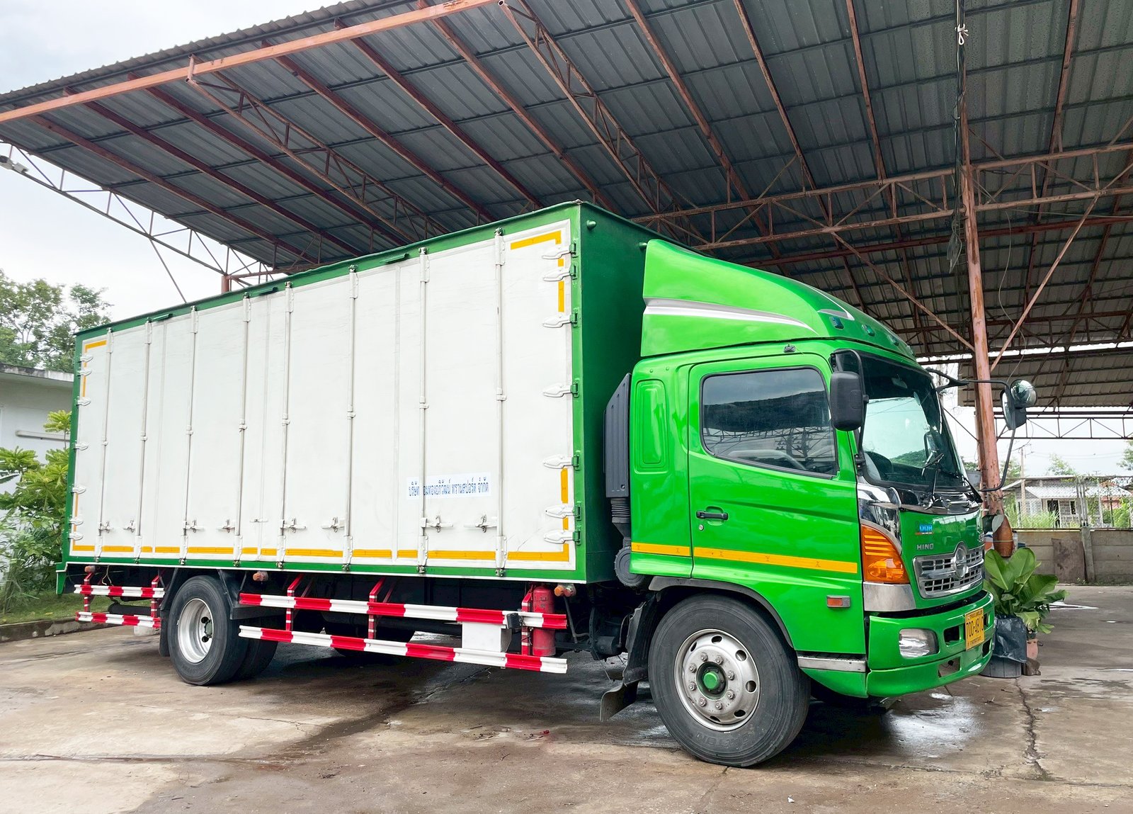 6 ล้อ ตู้บรรทุก HINO FG1J 212 แรง ปี 48 ความยาว 7.5 x 2.4 m 6 ล้อ ตู้บรรทุก HINO FG1J 212 แรง ปี 48 ความยาว 7.5 x 2.4 m