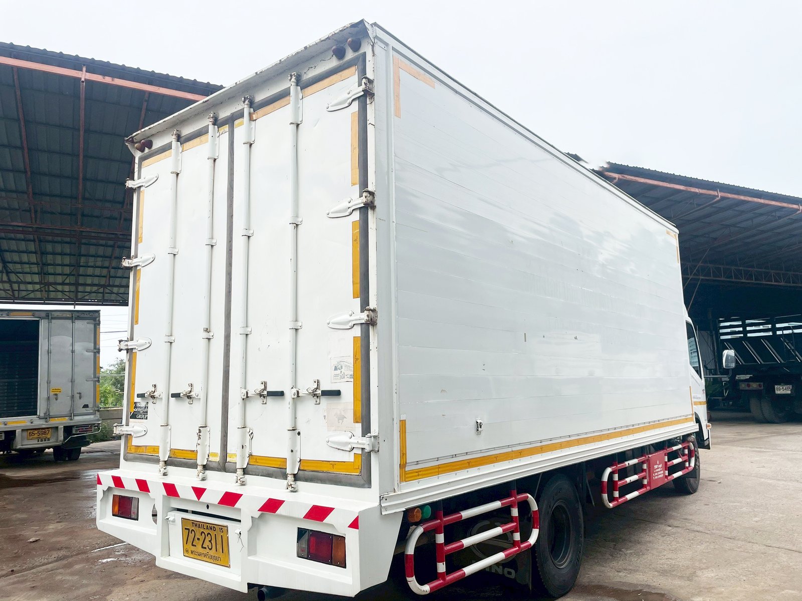 6 ล้อ ตู้บรรทุก มาอีกคันครับ ISUZU NQR 75 175 แรง ปี 58 6 ล้อ ตู้บรรทุก มาอีกคันครับ ISUZU NQR 75 175 แรง ปี 58
