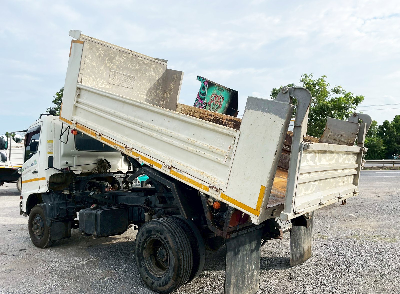 6 ล้อ ดั้มขาว มาอีกคัน 🚛 HINO FC9J 175 แรง ปี 55 6 ล้อ ดั้มขาว มาอีกคัน 🚛 HINO FC9J 175 แรง ปี 55