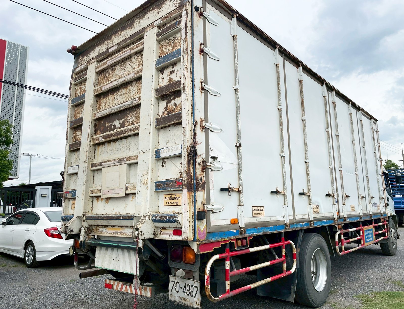 6 ล้อ ตู้บรรทุก มาอีกคันครับ ISUZU FTR33 200 แรง ปี 53