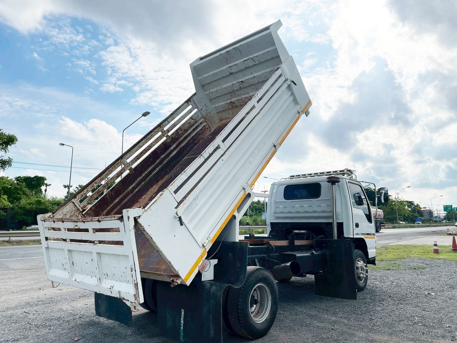 6 ล้อ ดั้มขาว มาอีกคันครับ 🚛 ISUZU NQR 175 แรง ปี 50 6 ล้อ ดั้มขาว มาอีกคันครับ 🚛 ISUZU NQR 175 แรง ปี 50