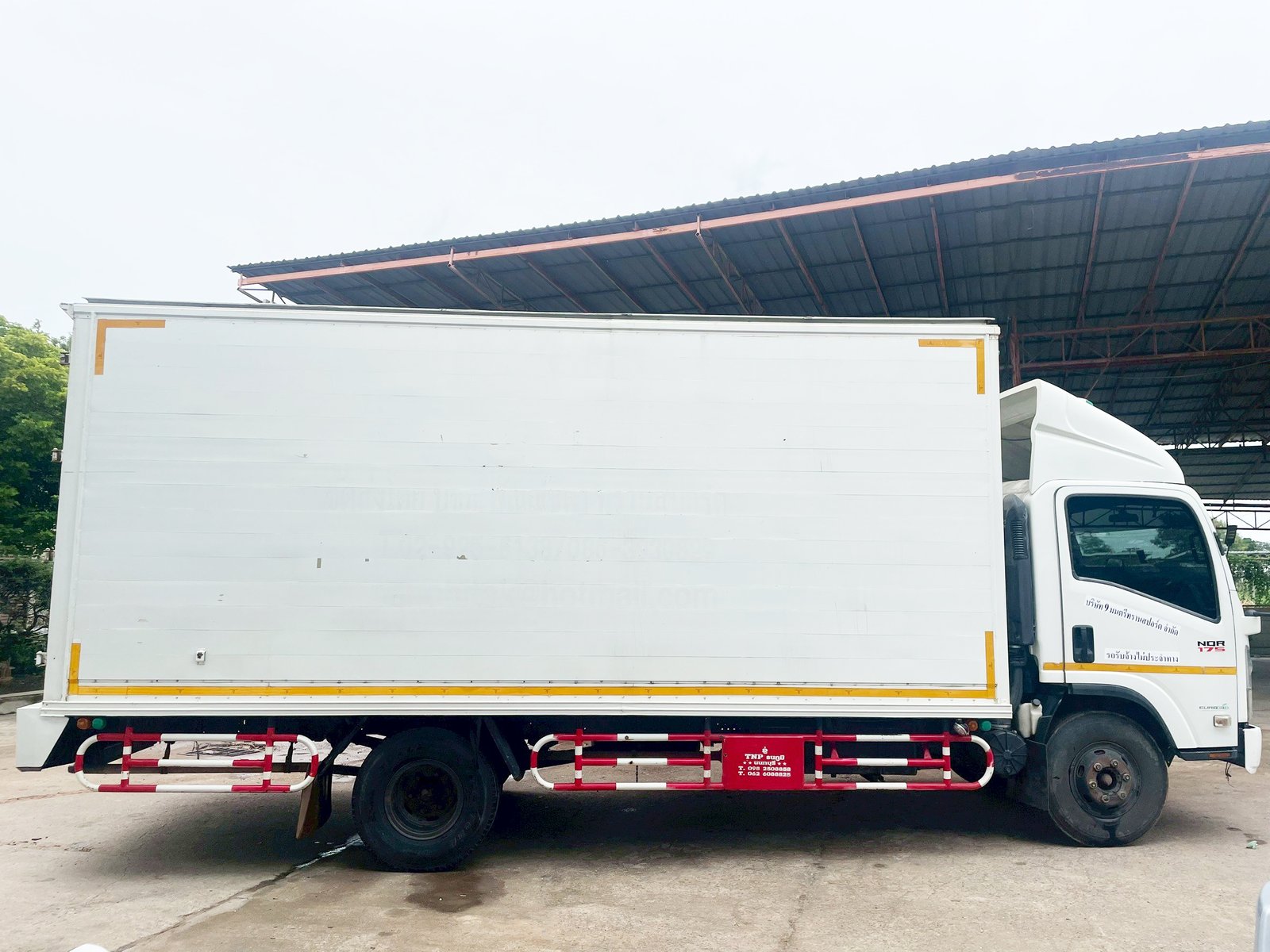 6 ล้อ ตู้บรรทุก มาอีกคันครับ ISUZU NQR 75 175 แรง ปี 58 6 ล้อ ตู้บรรทุก มาอีกคันครับ ISUZU NQR 75 175 แรง ปี 58