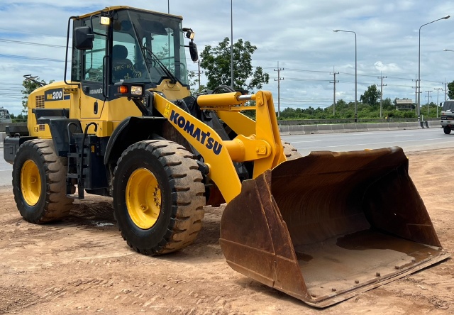 ขายรถตักล้อยาง KOMATSU WA200-7 ปี 2016 นำเข้าจากญี่ปุ่น พร้อมใช้ มีVDOการทำงานครับ
