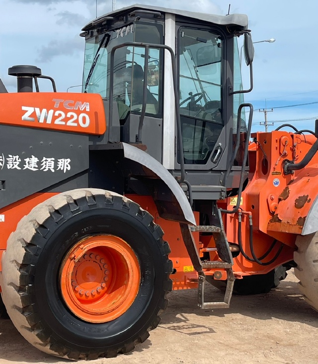 ขายรถตักล้อยาง HITACHI ZW220 นำเข้าจากญี่ปุ่น พร้อมใช้ มีVDOการทำงานครับ