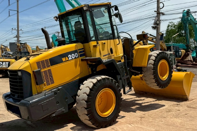 ขายรถตักล้อยาง KOMATSU WA200-6 พร้อมใช้ มีVDOการทำงานครับ