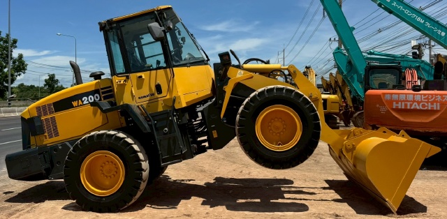 ขายรถตักล้อยาง KOMATSU WA200-6 พร้อมใช้ มีVDOการทำงานครับ