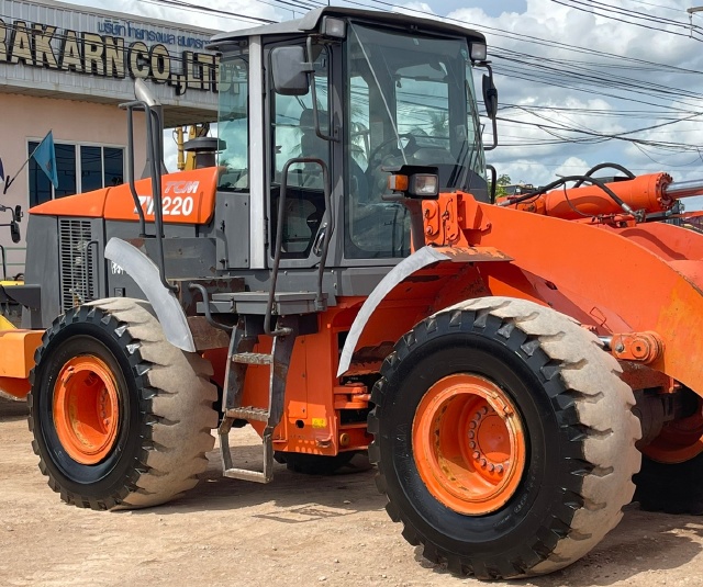ขายรถตักล้อยาง HITACHI ZW220 นำเข้าจากญี่ปุ่น พร้อมใช้ มีVDOการทำงานครับ