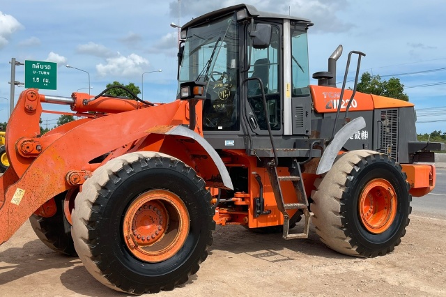 ขายรถตักล้อยาง HITACHI ZW220 นำเข้าจากญี่ปุ่น พร้อมใช้ มีVDOการทำงานครับ