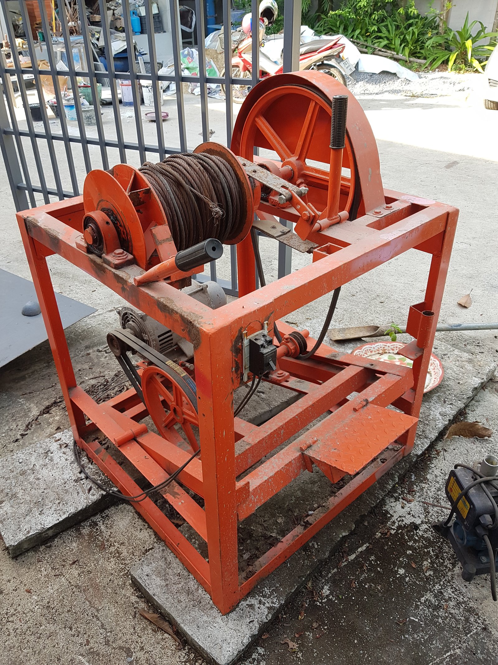 ขายลิฟท์ยกกระปํองปูนตัวใหญ่ ขายลิฟท์ยกกระปํองปูนตัวใหญ่