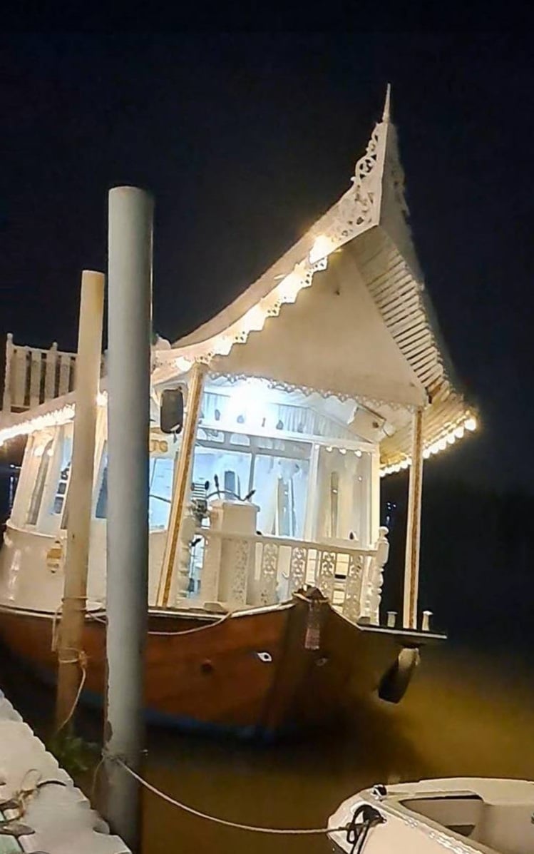 ขายเรือไม้ทรงไทย ใช้เป็นเรือรับรองล่องแม่น้ำ ขายเรือไม้ทรงไทย ใช้เป็นเรือรับรองล่องแม่น้ำ